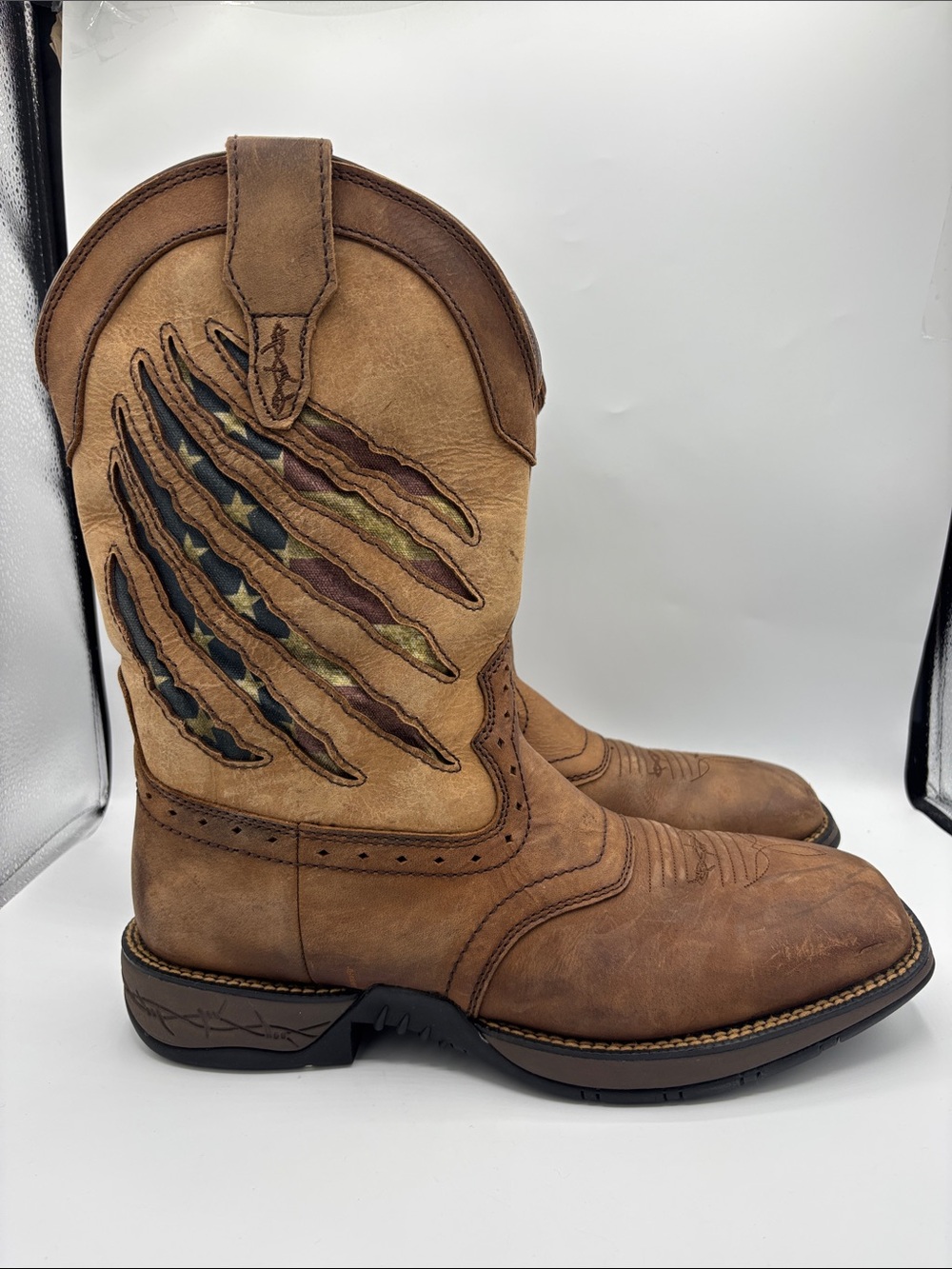 Men's Cody James Tan Brown Western Cowboy Boots Scratch Flag Inlay Size 11EE